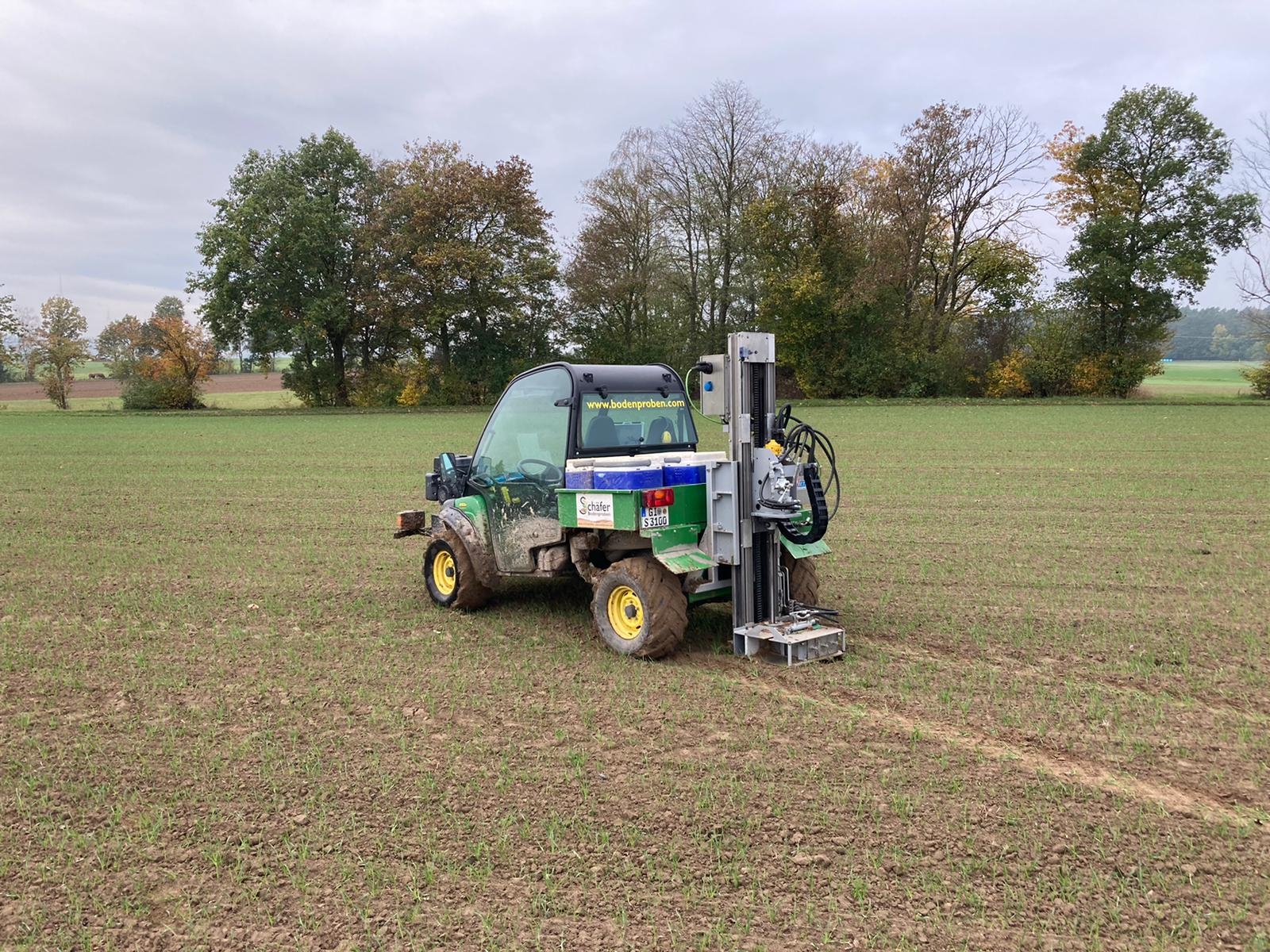 Ein landwirtschaftliches Gerät steht auf einem Feld.