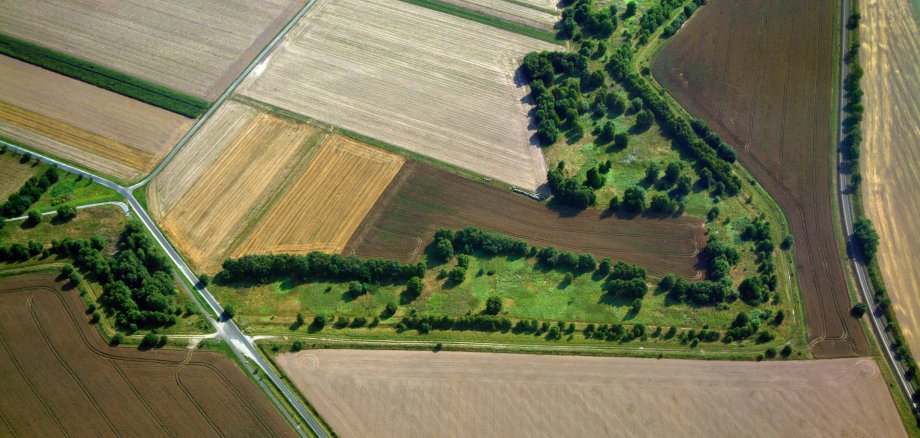 Luftbild von der ehemaligen Grenze zwischen Obersuhl in Hessen und Dankmarshausen in Thüringen. Das Grüne Band.