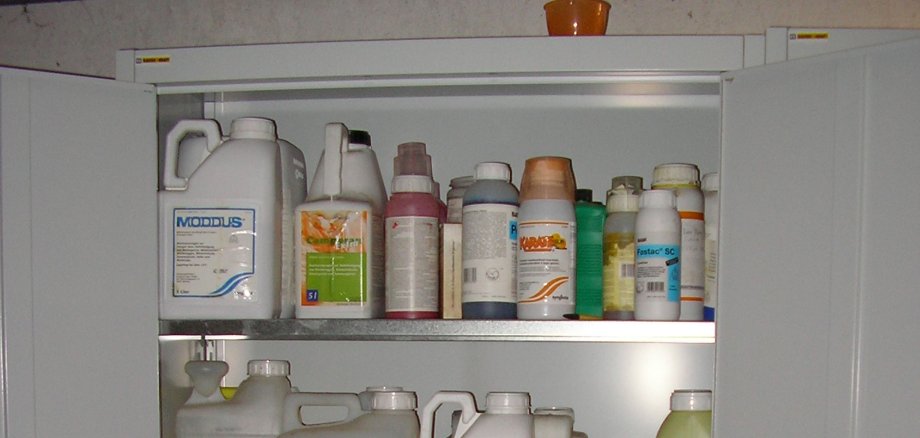 Pflanzenschutzmittel stehen in einem Schrank.