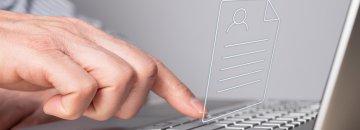 Ein silberner Laptop aus dem Seitenprofil betrachten. Eine Hand klickt mit dem Zeigefinger auf eine Taste. In der Mitte über den Laptoptasten ist ein Formular-Symbol zu sehen.
