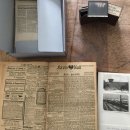 Links oben ein Karton, der halb geöffnet ist und worin alte Zeitungen liegen. Im Hintergrund liegt eine antike Karte, unten links eine historische Ausgabe des Kreisblatts von 1885. Rechts unten ein Fotoalbum mit schwarz-weiß Fotos vom Bahnhof Bebra und einem Tunnel. Oben in der Mitte liegt ein Dia, daneben steht Dorflinden.