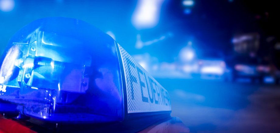 Das Blaulicht eines Feuerwehrautos in einer Nahaufnahme.