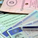 Führerscheinbogen mit Stift und Führerschein.