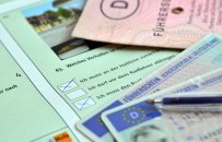 Führerscheinbogen mit Stift und Führerschein.