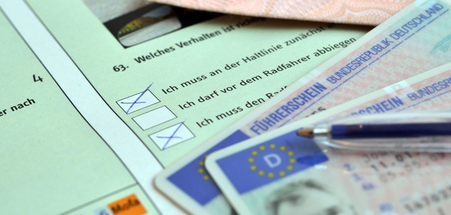 Führerscheinbogen mit Stift und Führerschein.