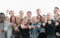 Gruppe selbstbewusster junger Leute, die auf dich zeigen. Weißer Hintergrund