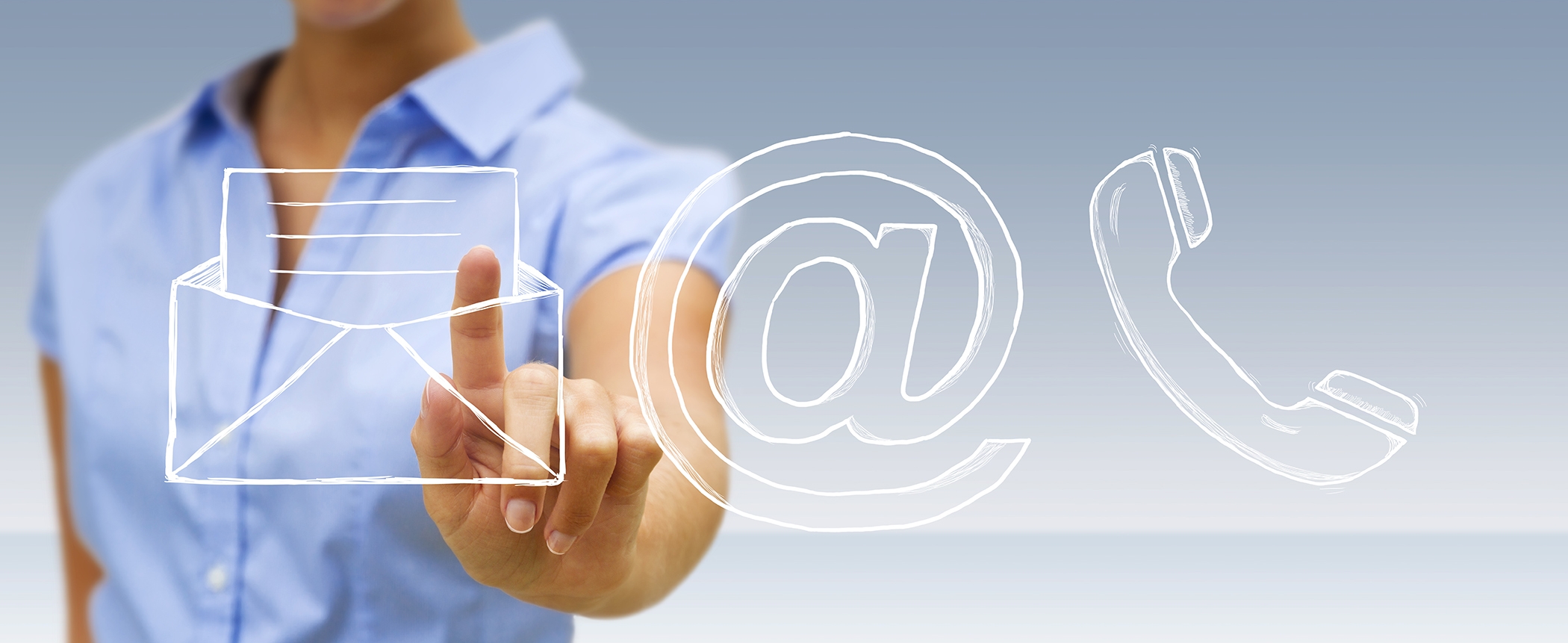 Weiße Symbole von Brief, E-Mail und Telefon. Im Hintergrund zeigt eine Frau mit dem Finger auf die Symbole.&nbsp;