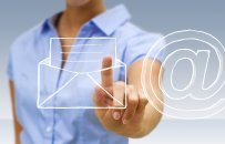 Weiße Symbole von Brief, E-Mail und Telefon. Im Hintergrund zeigt eine Frau mit dem Finger auf die Symbole.&nbsp;