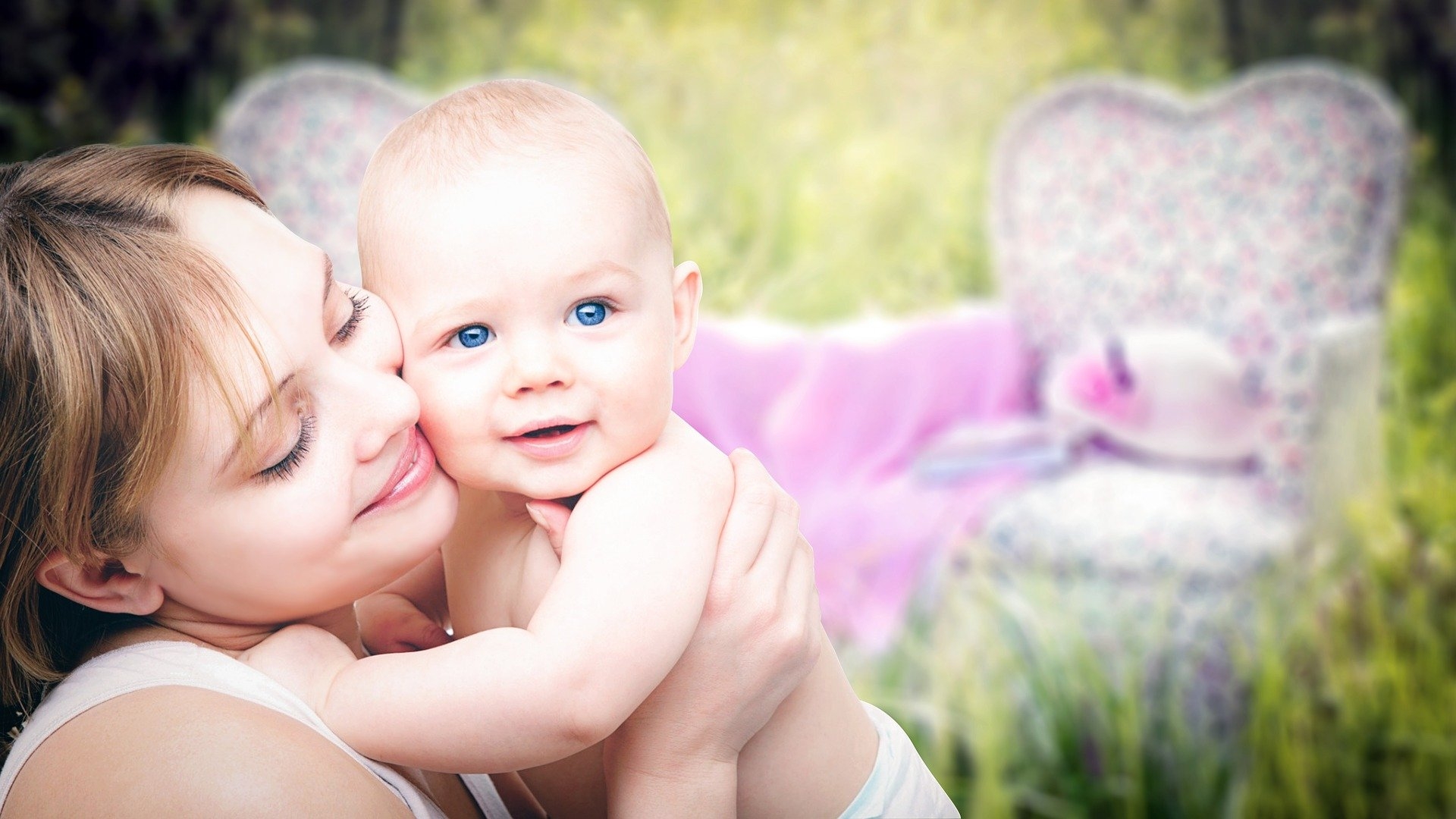 Portrait und Nahaufnahme einer jungen Mutter, die ihr Baby an ihr Gesicht hält und lächelt. Verschwommener Hintergrund.