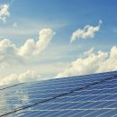 Eine Solaranlage ist in Nahaufnahme zu sehen. Im Hintergrund ist der blaue Himmel mit einigen Wolken.