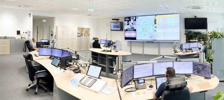Zwei Leitstellen-Disponenten sitzen in der Zentralen Leitstelle der Kreisverwaltung Hersfeld-Rotenburg.