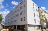 Der Anbau des Landratsamtes ist zu sehen. Man sieht auch den Anschluss von Anbau an Altbau.