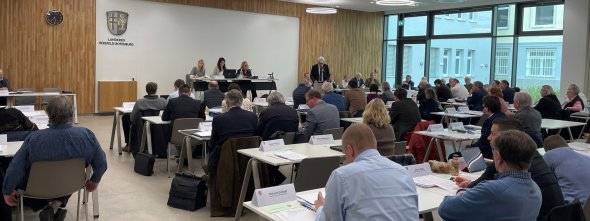 Rückansicht der sitzenden Kreistagsmitglieder des Landkreises Hersfeld-Rotenburg während einer Sitzung. 