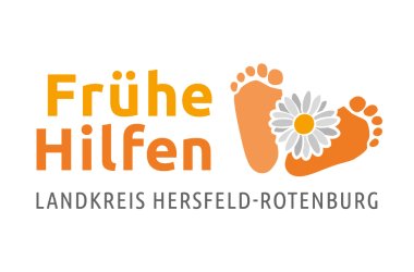 Das Bild zeigt das Logo "Frühe Hilfen Landkreis Hersfeld-Rotenburg", bestehend aus dem Schriftzug in Orange und Grau, begleitet von zwei orangefarbenen, stilisierten Fußabdrücken eines Erwachsenen und eines Kindes, zwischen denen sich eine weiße Gänseblümchenblüte befindet. 