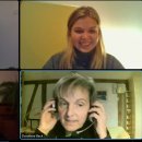 Vier Frauen sind auf einem geteilten Bildschirm während einer Online-Konferenz zu sehen. Sie lächeln und sind fröhlich.