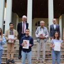 Einige Schülerinnen und Schüler und Mitarbeitende des Landratsamtes, darunter auch Landrat Warnecke, stehen auf der Treppe vor dem Haupteingang der Kreisverwaltung. Die Schülerinnen und Schüler halten eine Urkunde und ein Geschenk.