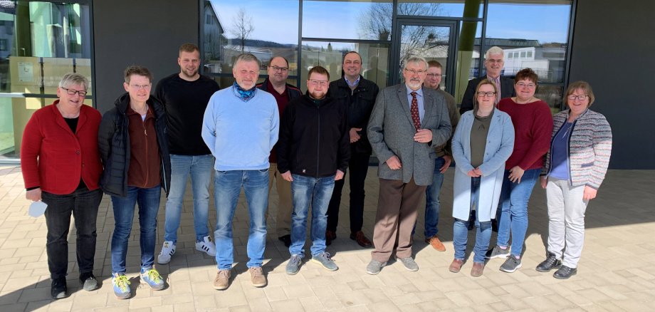 Gruppenbild von 13 Personen des Gebietsagrarausschusses. Sie stehen vor einem Gebäude mit Glaswand.
