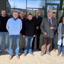 Gruppenbild von 13 Personen des Gebietsagrarausschusses. Sie stehen vor einem Gebäude mit Glaswand.