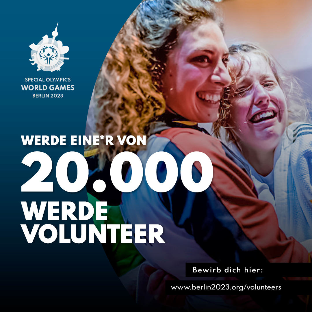 2 Sportlerinnen liegen sich in den Armen. 20.000 Volunteers werden für die Special Olympic World Games 2023 in Berlin gesucht.