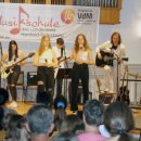 Einige Schülerinnen und Schüler der Musikschule Hersfeld-Rotenburg stehen mit ihren Instrumenten auf der Bühne und spielen ein Stück beim Best-of-Konzert.