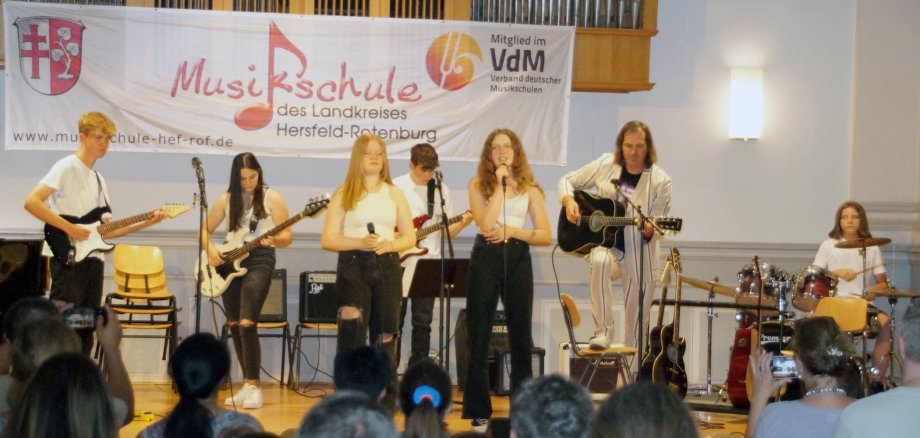 Einige Schülerinnen und Schüler der Musikschule Hersfeld-Rotenburg stehen mit ihren Instrumenten auf der Bühne und spielen ein Stück beim Best-of-Konzert.