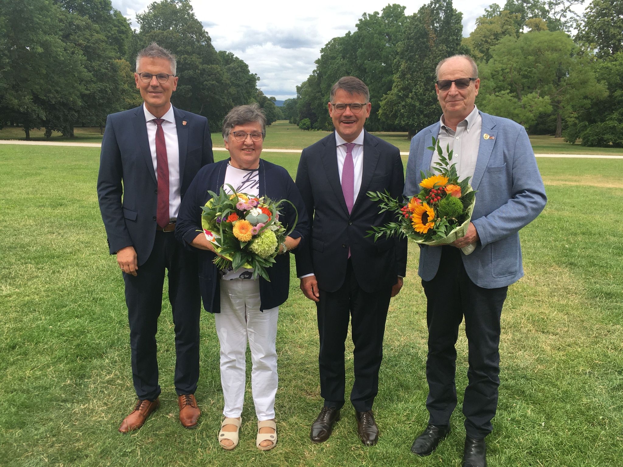Erster Kreisbeigeordneter Dirk Noll (von links), Ministerpräsident Boris Rhein und Erster Stadtrat von Bebra Ernst-Olaf Mende gratulierten der Preisträgerin Gudrun Roppel aus Bebra-Weiterode.