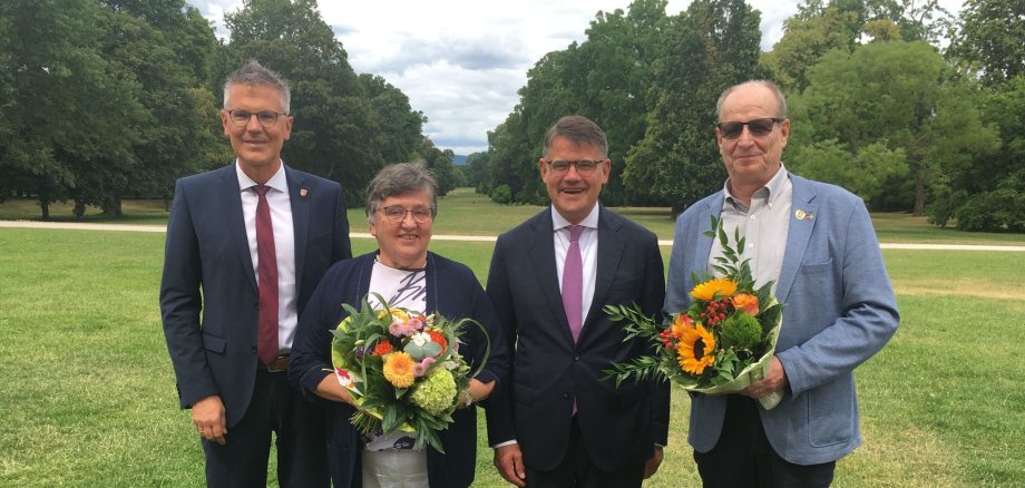 Erster Kreisbeigeordneter Dirk Noll (von links), Ministerpräsident Boris Rhein und Erster Stadtrat von Bebra Ernst-Olaf Mende gratulierten der Preisträgerin Gudrun Roppel aus Bebra-Weiterode.