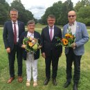 Erster Kreisbeigeordneter Dirk Noll (von links), Ministerpräsident Boris Rhein und Erster Stadtrat von Bebra Ernst-Olaf Mende gratulierten der Preisträgerin Gudrun Roppel aus Bebra-Weiterode.