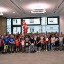 Viele Menschen, die Siegerinnen und Sieger des Stadtradelns 2023 im Landkreis Hersfeld-Rotenburg, stehen für ein Gruppenfoto im Kreistagssitzungssaal.