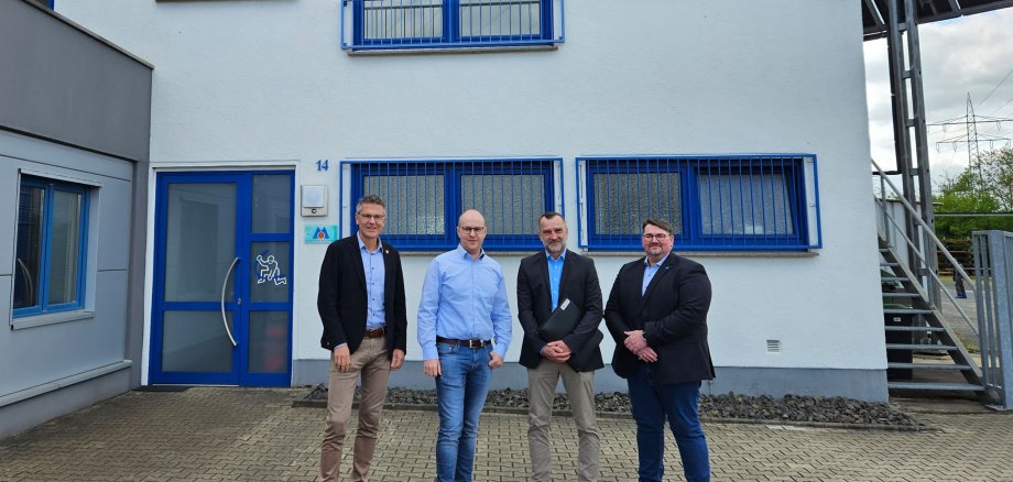 Vier Männer stehen vor einem Gebäude der Firma Stahlbau Frank in Bebra. Unter ihnen ist Dirk Noll, Erster Kreisbeigeordneter des Landkreises Hersfeld-Rotenburg.