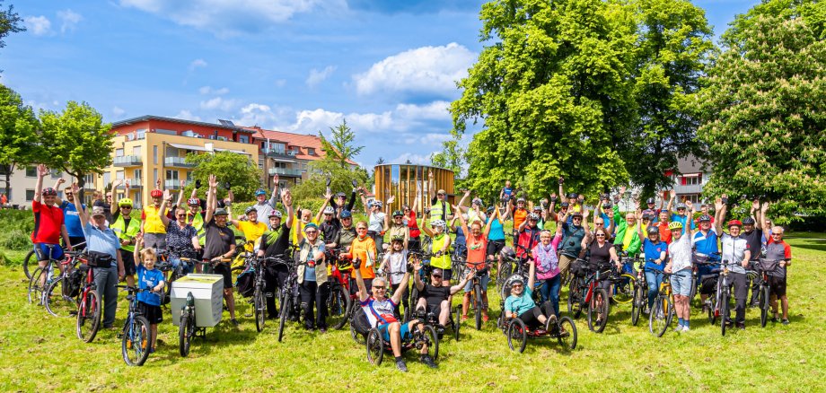 Die Teilnehmenden der Stadtradeln-Auftakttour 2023 im Kurpark in Bad Hersfeld. 