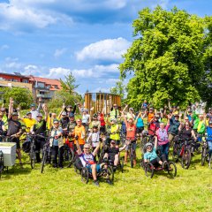 Die Teilnehmenden der Stadtradeln-Auftakttour 2023 im Kurpark in Bad Hersfeld. 