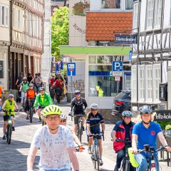 Die Teilnehmenden der Auftaktradtour in der Rotenburger Innenstadt.