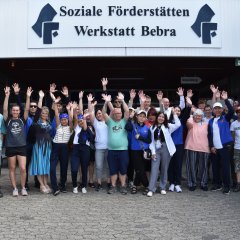 Gruppenbild vor den Sozialen Förderstätten in Bebra.