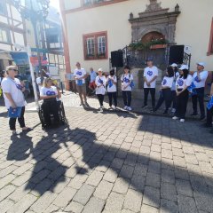 Auf dem Rotenburger Marktplatz mit der paralympischen Athletin Manuela Schmermund, die aus dem Kreis kommt.