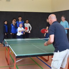 Gemeinsames Tischtennis-Spielen in der Turnhalle der August-Wilhelm-Mende-Schule.