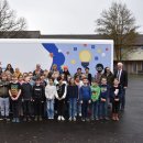 Schülerinnen und Schüler der Kreuzbergschule in Philippsthal stehen mit Vertretern aus Politik und Bildungssektor vor dem Digital-Truck des Landes Hessen.