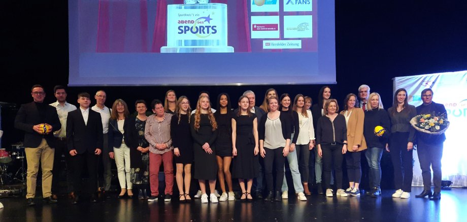 Die Geehrten des Abend des Sports stehen auf der Bühne des Audimax in Bad Hersfeld.