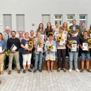 Gruppenfoto der Teilnehmenden des FSSJH sowie der Einsatzstellen mit Landrat Torsten Warnecke und Vertretern der Projektkoordination im Landratsamt.