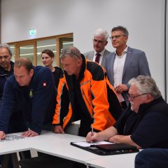 Mehrere Personen nehmen an einer Lagebesprechung während der Stabsrahmenübung teil. Darunter Landrat Warnecke und Erster Kreisbeigeordneter Dirk Noll.