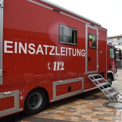 Ein Einsatzwagen steht auf dem Gelände der Kreisverwaltung.