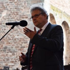 Dekan Dr. Hofmann spricht seine Festrede in der Stiftsruine von Bad Hersfeld.