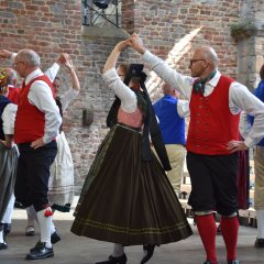 Die Trachtengruppe tanzt auf der Bühne der Stiftsruine.