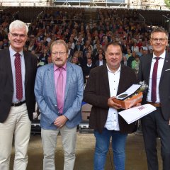 Landrat Warnecke, Bebras Stadtrat Bernd Schill, Erster Vorsitzender der SG Breitenbach und Erster Kreisbeigeordneter Dirk Noll (von links) auf der Bühne in der Stiftsruine.