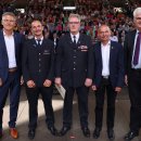 Fünf Männer stehen auf der Bühne in der Stiftsruine in Bad Hersfeld. Im Hintergrund sieht man das Publikum.