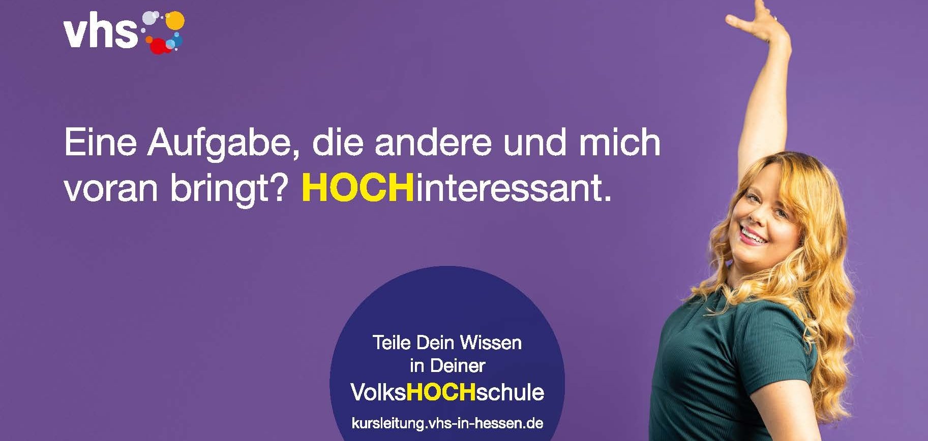 Eine blonde junge Frau steht vor einem lila Hintergrund. Ein Schriftzug sagt "Eine Aufgabe, die mich voran bringt? HOCHinteressant."