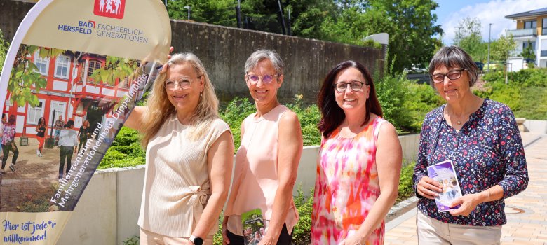 Vier Frauen, die Verantwortlichen für die Familienangebote, stehen draußen nebeneinander und lächeln in die Kamera. Von links nach rechts: Jutta Hendler (Stadt Bad Hersfeld), Ulrike Stauffenberg und Claudia Koch-Gruska (Frühe Hilfen beim Fachdienst Kinder- und Jugendhilfe des Landkreises), und Andrea Zentgraf (Sozialdienst katholischer Frauen).
