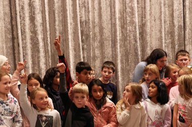 Kinder in einem Kino-Saal.