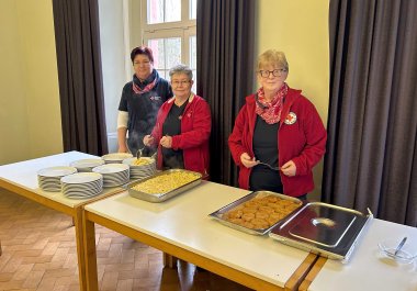 Drei Frauen vom RDK Ortsverband Philippsthal stehen in einem Raum an einem Tisch. Auf dem Tisch steht Essen. Die Frauen schauen freundlich.