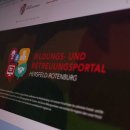 Ein Bildschirm zeigt das Bildungs- und Betreuungsportal des Landkreises Hersfeld-Rotenburg. Auf dem Display sind bunte Symbole zu Bildungsthemen und der Schriftzug „Bildungs- und Betreuungsportal Hersfeld-Rotenburg“ zu sehen.